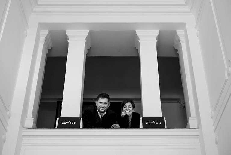 bild 4 einer Serie: Isabelle Welter und Ruppert Henning im Stiegenhaus in der Kirchengasse